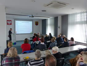 Pokaż zdjęcie: Prelekcja prowadzona przez dyrektora Oddziału Śląskiego PFRON Jana Wrońskiego w Zabrzu