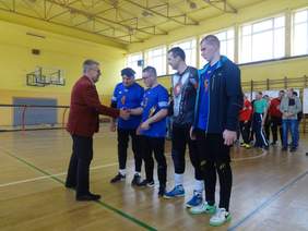 Pokaż zdjęcie: Gratulacje dla uczestników Turnieju złożone przez Jerzego Dębskiego Dyrektora Oddziału Lubelskiego PFRON