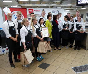 Pokaż zdjęcie: Wolontariusze z Zespołu Szkół Gastronomicznych im. Eugeniusza Pijanowskiego