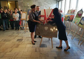 Pokaż zdjęcie: Wicewojewoda Violetta Porowska i prezes Dorota Habich otwierają wystawę prac plastycznych