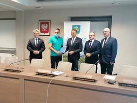 Pokaż zdjęcie: podpisanie umów z przedsiębiorcami