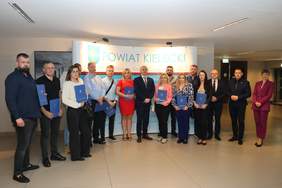 Pokaż zdjęcie: Beneficjenci podziału środków PFRON po podpisaniu umów w Starostwie Powiatowym w Kielcach pozujący wspólnie do zdjęcia.