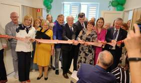 Pokaż zdjęcie: Organizatorzy oraz goście nożyczkami przecinają czerwoną wstęgę