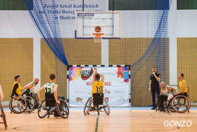 Pokaż zdjęcie: Uczestnicy turnieju koszykówki na wózkach.