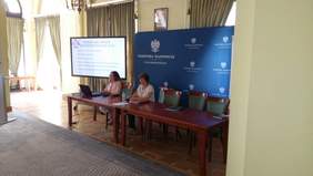 Pokaż zdjęcie: Prowadzący konferencję