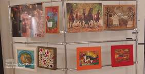 Pokaż zdjęcie: Zdjęcia 8  prac plastycznych zawieszone  na metalowych stojakach  