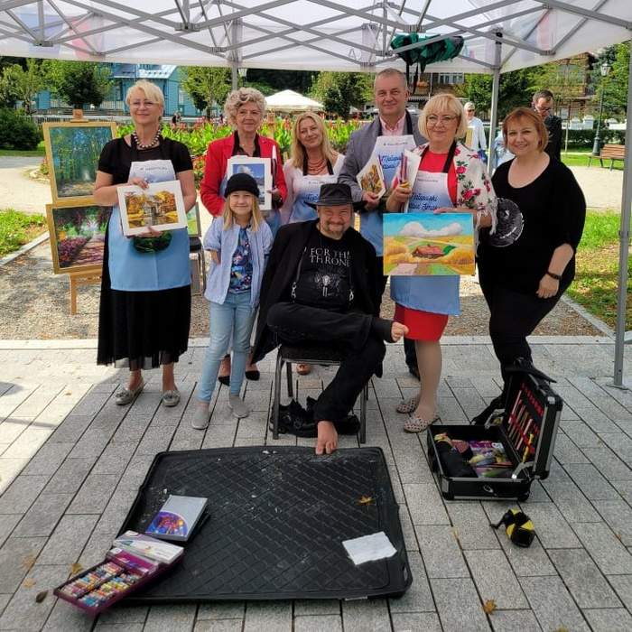 Pokaż zdjęcie: Spotkanie z małopolskimi artystami malującymi nogami w Krynicy-Zdroju w ramach Małopolskiego Festiwalu Smaku. Na zdjęciu artyści oraz przyjaciele.