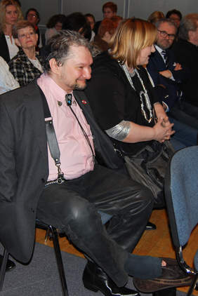 Pokaż zdjęcie: Stanisław Kmiecik – artysta malujący stopami, podczas koncertu