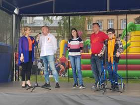 Na scenie dziennikarka przeprowadza wywiad z czterema osobami z niepełnosprawnością