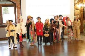 Pokaż zdjęcie: występ artystyczny dzieci ze Szkoły Podstawowej w Tuchomiu