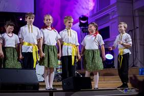 Pokaż zdjęcie: Występ artystyczny podopiecznych Fundacji, tzw. „Stworzeń Pana Smolenia"