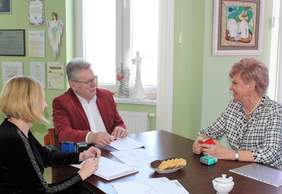 Pokaż zdjęcie: Podpisanie umowy z Zofią Żuk-Żukowską Prezes Spółdzielni „Łuksja”