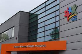 Pokaż zdjęcie: Budynek Centrum Pomocy Osobom z Autyzmem z logo Stowarzyszenia WSPÓLNY ŚWIAT