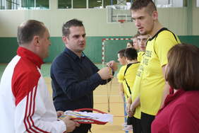 Pokaż zdjęcie: Uroczysta dekoracja uczestników Turnieju