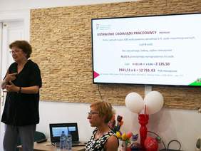 Pokaż zdjęcie: Tłumacz języka migowego wraz z Dyrektorem Oddziału Mazowieckiego PFRON w trakcie prezentacji