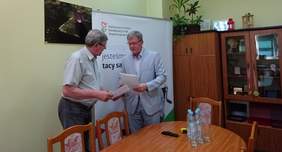Pokaż zdjęcie: oficjalne przekazanie porozumienia: na zdjęciu Andrzej  Świderski - OIP w Łodzi oraz Władysław Skwarka - Dyrektor Oddziału Łódzkiego PFRON