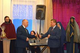 scena z misterium męki pańskiej, aktorzy w strojach adekwatnych do epoki