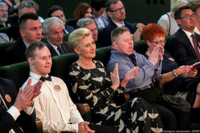 Pokaż zdjęcie: Pierwsza Dama, Pani Agata Kornhauser-Duda podczas Jubileuszu 25 lecia działalności placówek PSONI w Miechowie