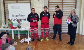 Pokaż zdjęcie: Krakowscy piłkarze z klubu Tyniecka NWP z Magdaleną Mazur - dyrektor Szkoły Podstawowej z Oddziałami Integracyjnymi nr 12 im. Janusza Korczaka w Krakowie