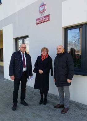Pokaż zdjęcie: Od lewej: Wicestarosta Tarnowski  - Jacek Hudyma, Dyrektor Oddziału - Marta Mordarska oraz Dyrektor Ośrodka - Jacek Frankowski 