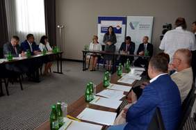 Pokaż zdjęcie: Goście zaproszeni na podpisanie porozumienia pomiędzy PFRON i Portem Lotniczym