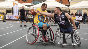 Mecz koszykówki na wózkach.