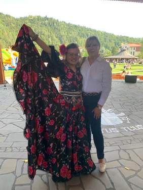 Pokaż zdjęcie: Marta Mordarska, dyrektor małopolskiego Oddziału PFRON z Podopieczną Stowarzyszenia stoją pozując do zdjęcia