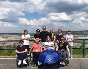 Pokaż zdjęcie: na zdjęciu: uczestnicy i trenerzy na tarasie widokowym na szczycie Góry Kamieńsk, w tle okolice Kleszczowa