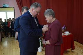 Wicewojewoda Podkarpacki Piotr Pilch wręcza Przewodniczącej Zarządu Koła Urszuli Madej Złoty Krzyż Zasługi