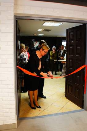 Pokaż zdjęcie: Uroczyste przecięcie wstęgi nowo powstałego "Klubu Seniora" w Raciążku przez Wójta Gminy Raciążek - p. Wiesławę Słowińską