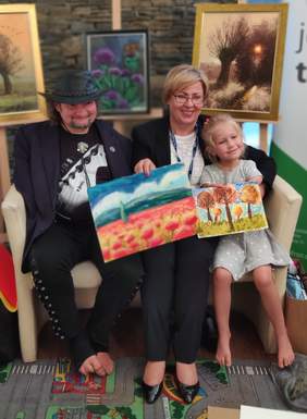 Pokaż zdjęcie: Dyrektor Marta Mordarska oraz Stanisław Kmiecik i Martynka