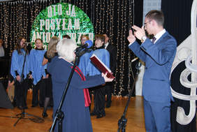 Pokaż zdjęcie: Patryk Bufnal – pracownik Małopolskiego Oddziału PFRON migający kolędę „Gdy się Chrystus rodzi”