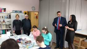 Pokaż zdjęcie: Dyrektor_Oddzia_u_Lubuskiego_PFRON_Pan_Andrzej_Gonia_wraz_z_Kierownikiem_WTZ_Pani__Ann__Bocer.jpg