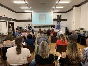 Pokaż zdjęcie: Przywitanie gości przez prowadzącego spotkanie.