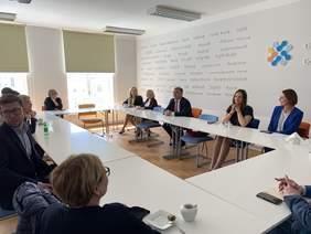 Pokaż zdjęcie: Spotkanie w Siedzibie OMGGS, od lewej: Joanna Ciechomska z Fundacji im. Helen Keller, Katarzyna Heba, Dariusz Majorek, Marcelina Hernik, Beata Rutkiewicz