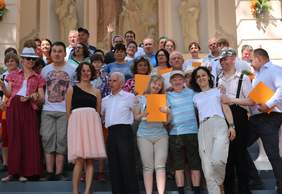 Pokaż zdjęcie: Uczestnicy festiwalu pozują z otrzymanymi dyplomami