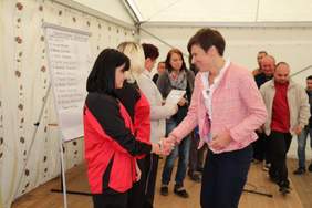 Pokaż zdjęcie: Anna Skupień, dyrektor Oddziału Wielkopolskiego PFRON wraz z nagrodzonymi drużynami