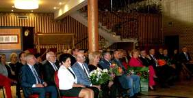 Pokaż zdjęcie: Uczestnicy obchodów jubileuszu 25-lecia działalności Fundacji Inwalidów i Osób Niepełnosprawnych „Miłosierdzie” z Kalisza