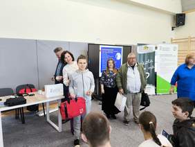 Pokaż zdjęcie: Do zdjęcia pozuje dwóch chłopców z teczkami, prezentami wygranymi w konkursie.