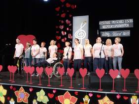 Pokaż zdjęcie: Kadra PSONI w Trzebiatowie wraz z podopiecznymi