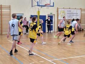 Pokaż zdjęcie: Dziewczyny w żółtych strojach z drużyny Giżycka, kontra giganci z Olsztyna – w szarych strojach