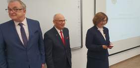 Pokaż zdjęcie: Nadanie odznaczenie Dyrektor Annie Rąbel