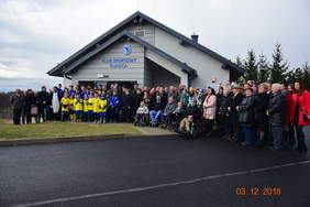 Pokaż zdjęcie: Pamiątkowe zdjęcie przy nowo otwartym budynku