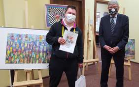 Pokaż zdjęcie: na zdjęciu: Patryk Ferenc z placówki ŚDS przy PSONI koło w Aleksandrowie Łódzkim i Władysław Skwarka Dyrektor Oddziału 