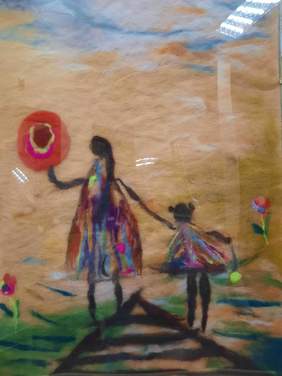 Pokaż zdjęcie: Zdjęcie przedstawia zwycięską pracę w kategorii tkanina i aplikacja Ogólnopolskiego Konkursu Plastycznego „Sztuka Osób Niepełnosprawnych”. 