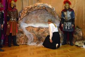 scena z misterium męki pańskiej, aktorzy w strojach adekwatnych do epoki