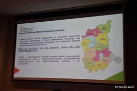 Pokaż zdjęcie: Jeden ze slajdów w trakcie konferencji poświęcony województwu lubuskiemu, widać mapę województwa