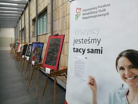 Pokaż zdjęcie: Wystawa prac ubiegłorocznego Konkursu Plastycznego w opolskim Urzędzie Marszałkowskim 