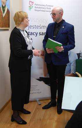 Pokaż zdjęcie: Przekazanie umowy PSONI w Myślenicach