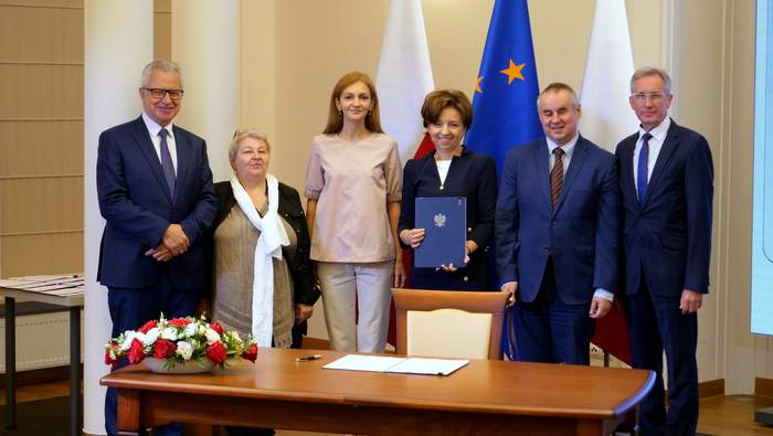 Pokaż zdjęcie: sześć osób - sygnatariusze umowy o współpracy